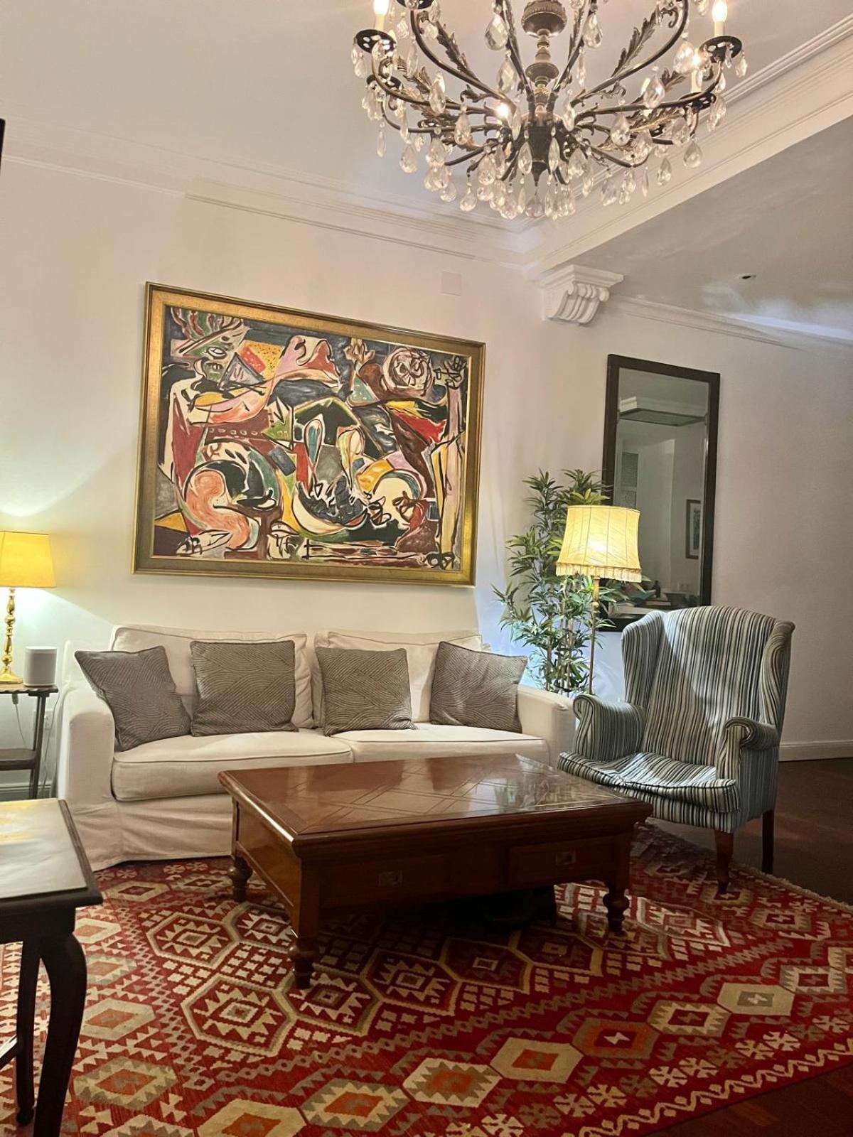 Kwatera prywatna Small Stylish With Comfortable Queen-size Bed In Very Large, Beautifully Decorated Shared Flat In The Historic Centre Of *